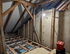 Zateplení stropu bytového domu pomocí foukané izolace